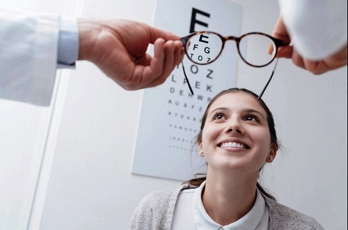 Chica en prueba de lentes para miopía