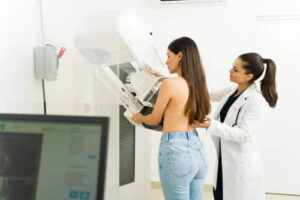 Mastografía o mamografía ¿Cuál es la diferencia?